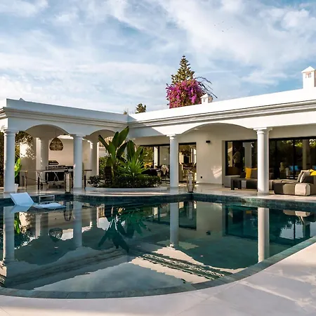 Beach-side 5 Bedroom Βίλα Εστεπόνα
