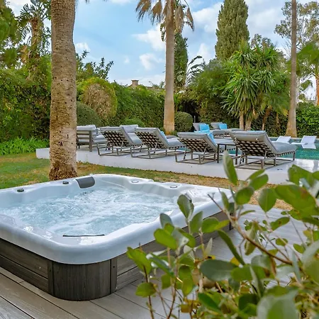 Beach-side 5 Bedroom Εστεπόνα