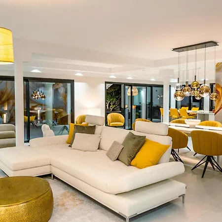 Βίλα Beach-side 5 Bedroom Εστεπόνα