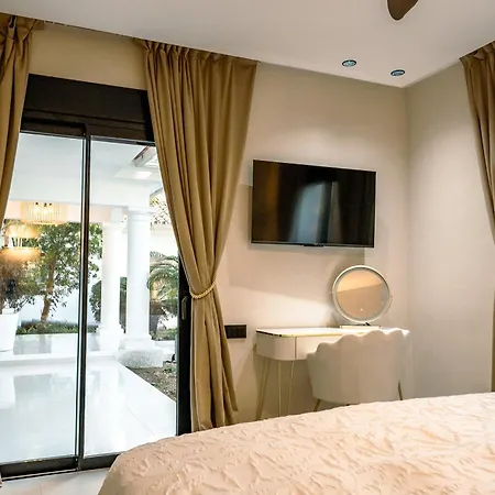 Beach-side 5 Bedroom *