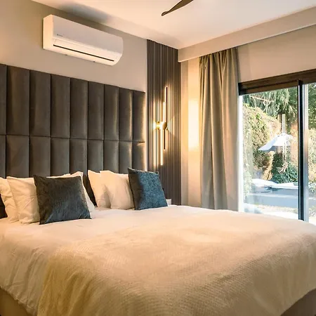 Beach-side 5 Bedroom Βίλα *