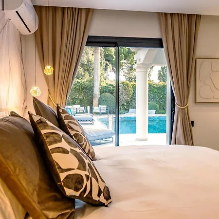 Beach-side 5 Bedroom * Εστεπόνα