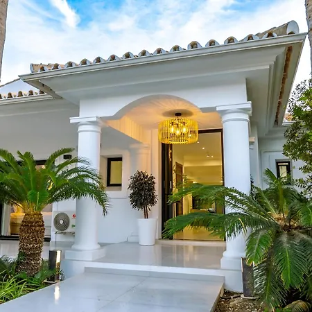 Βίλα Beach-side 5 Bedroom Εστεπόνα