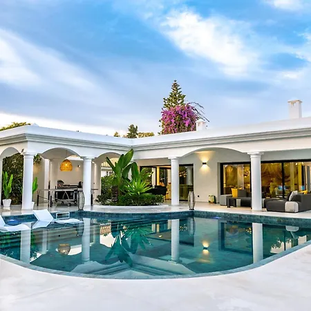 Beach-side 5 Bedroom Βίλα Εστεπόνα
