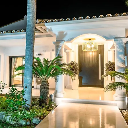 Βίλα Beach-side 5 Bedroom Εστεπόνα
